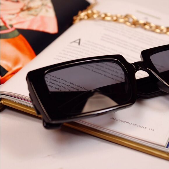 Black Oversized Retro Rectangle Fashion Sunglasses - Picture 6 of 8